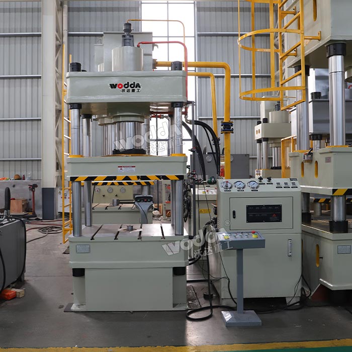 200噸三梁四柱液壓機(jī)車間實物