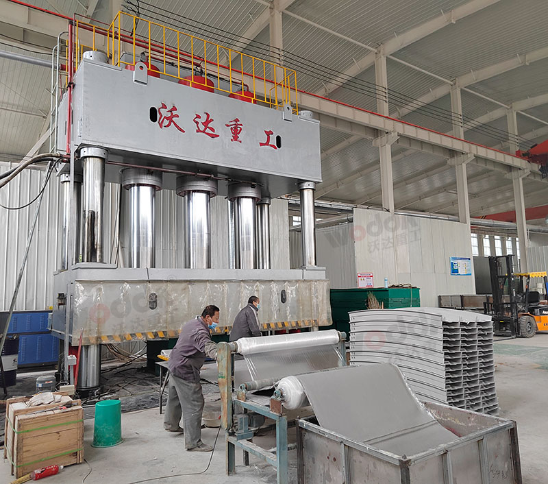 2000噸SMC玻璃鋼電纜橋架成型液壓機 2000噸SMC玻璃鋼電纜橋架成型液壓機