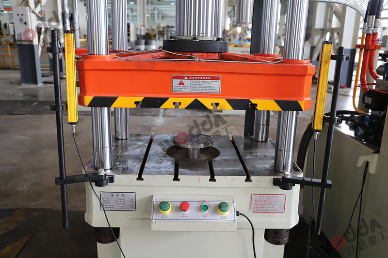 100噸三梁四柱液壓機工作臺 100噸三梁四柱液壓機工作臺