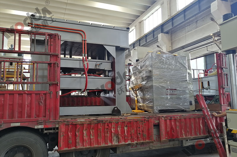 不銹鋼托盤拉伸液壓機裝車發貨 不銹鋼托盤拉伸液壓機裝車發貨