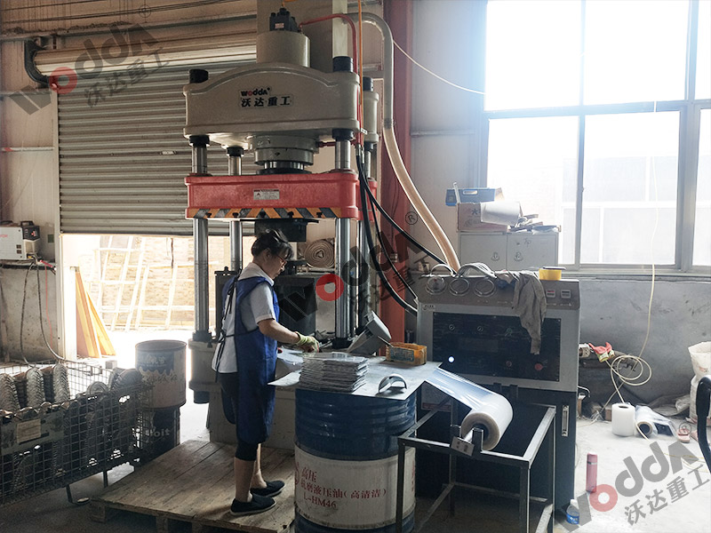 200噸金屬薄板拉伸機 200噸金屬薄板拉伸機