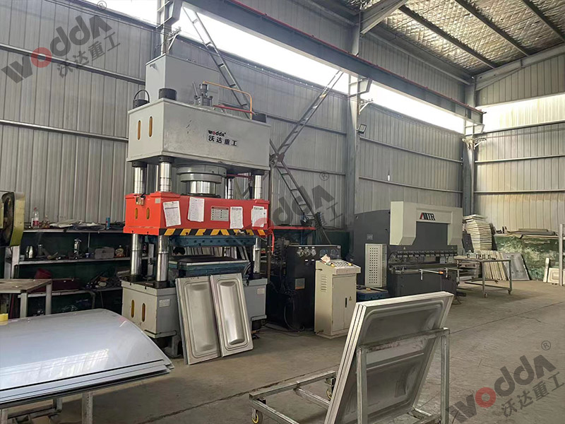 400噸巧克力水箱板拉伸液壓機 400噸巧克力水箱板拉伸液壓機