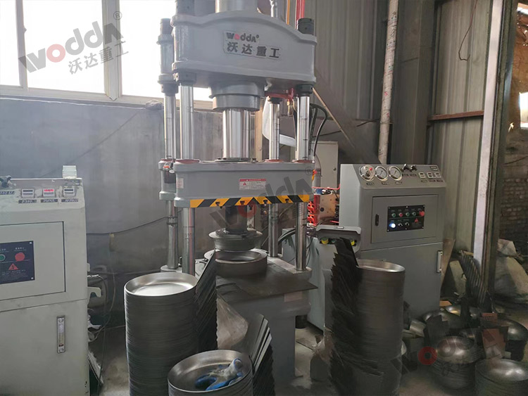 100噸四柱液壓機拉伸鐵鍋現場 100噸四柱液壓機拉伸鐵鍋現場