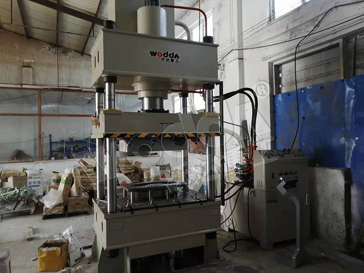 250噸不銹鋼拉伸液壓機現(xiàn)場 250噸不銹鋼拉伸液壓機現(xiàn)場