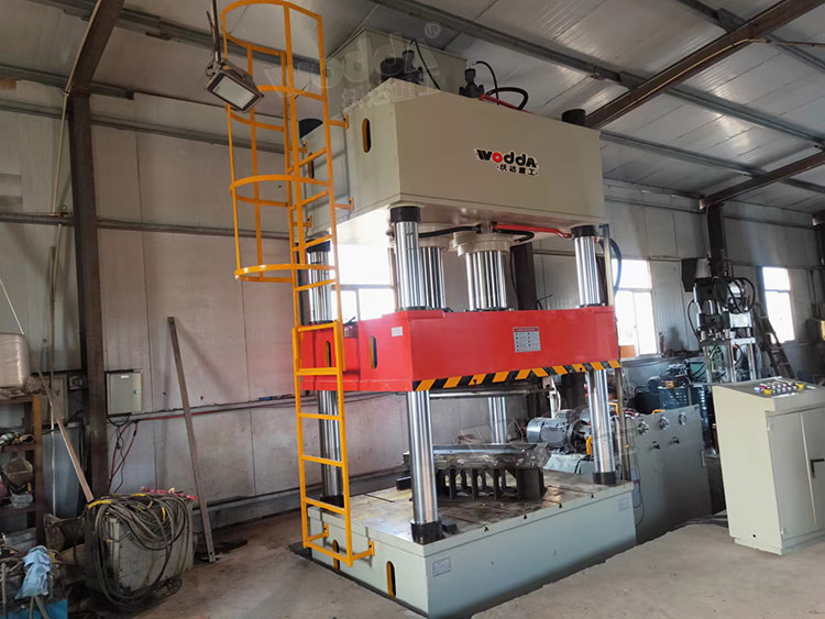 400噸四柱液壓機(jī) 400噸四柱液壓機(jī)