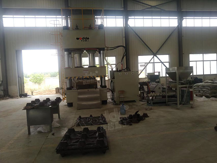 塑料托盤(pán)模壓成型液壓機(jī)客戶車(chē)間現(xiàn)場(chǎng)