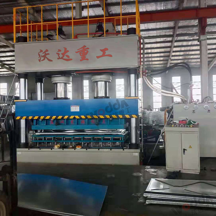 1000噸不銹鋼水箱成型液壓機 1000噸不銹鋼水箱成型液壓機