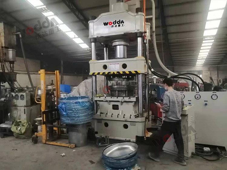 315噸汽車(chē)水箱拉伸液壓機(jī) 315噸汽車(chē)水箱拉伸液壓機(jī)