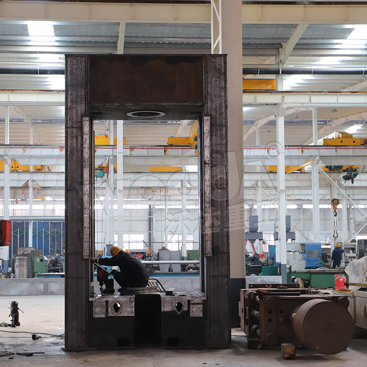 315噸框架壓力機車間加工現場