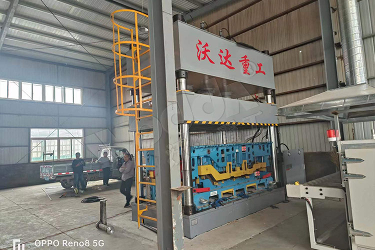 315噸汽車內(nèi)飾件液壓機(jī)客戶現(xiàn)場 315噸汽車內(nèi)飾件液壓機(jī)客戶現(xiàn)場