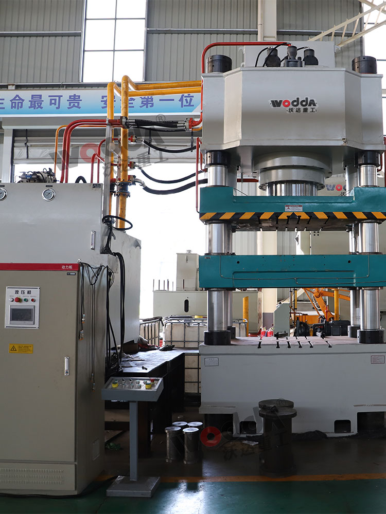 800噸牛羊舔磚液壓機(jī)車(chē)間實(shí)拍圖