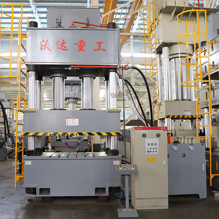 三梁四柱液壓機(jī) 三梁四柱液壓機(jī)