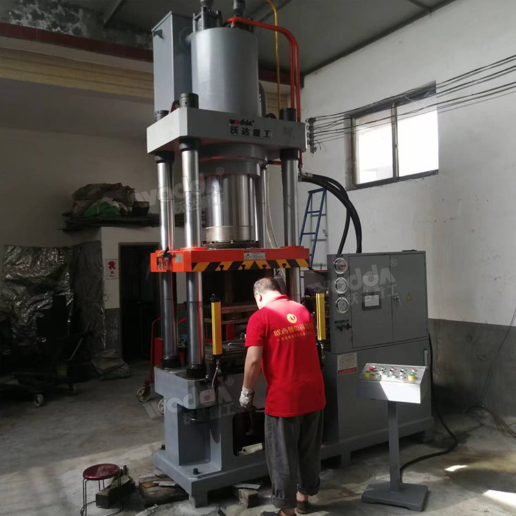 315噸冷擠壓成型液壓機客戶現(xiàn)場 315噸冷擠壓成型液壓機客戶現(xiàn)場