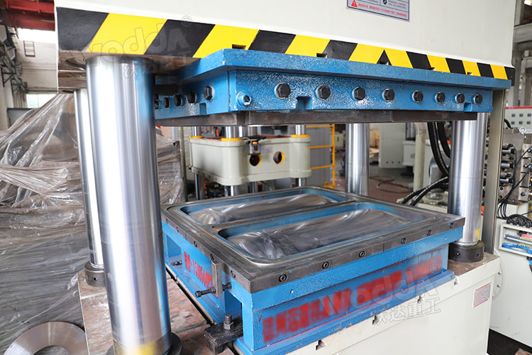 500噸四柱液壓機(jī)加工巧克力水箱板 500噸四柱液壓機(jī)加工巧克力水箱板