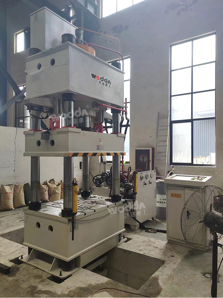 400噸液壓拉伸機安裝完成 400噸液壓拉伸機安裝完成