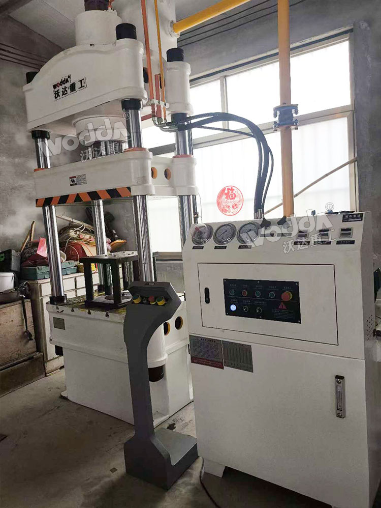 200噸四柱液壓機(jī) 200噸四柱液壓機(jī)