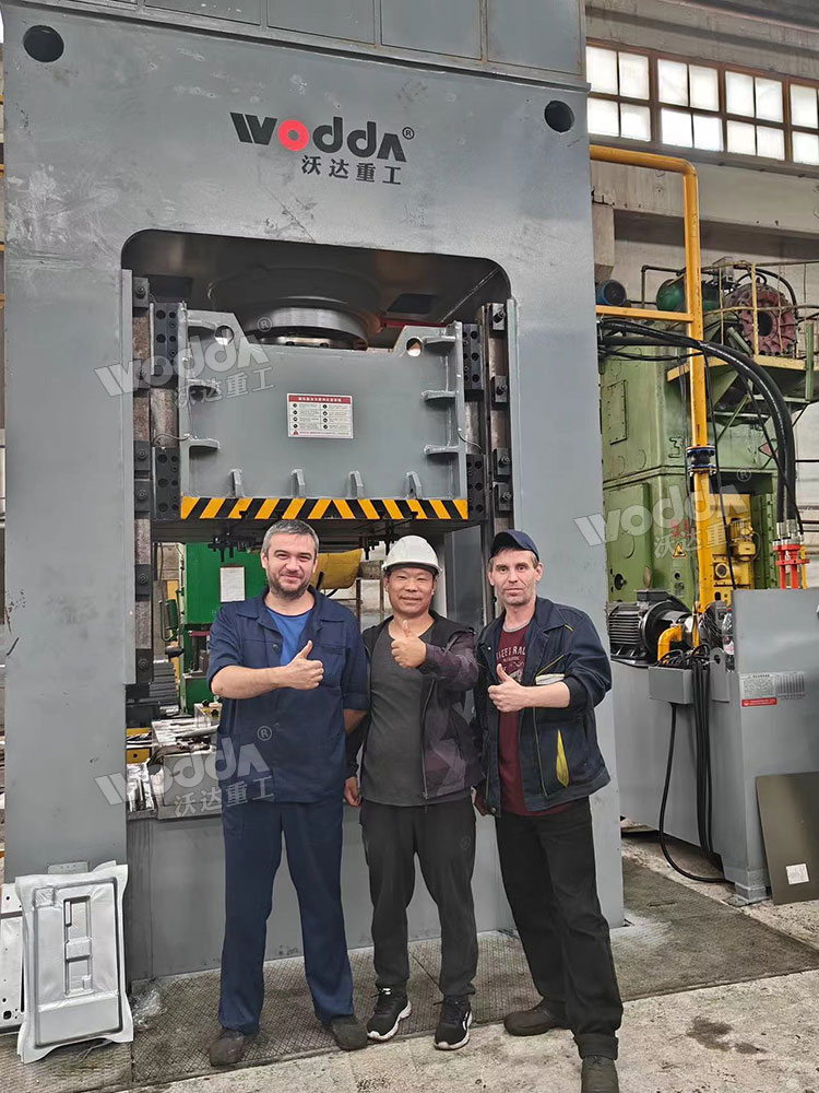 630噸廚具灶臺(tái)拉伸液壓機(jī)客戶現(xiàn)場 630噸廚具灶臺(tái)拉伸液壓機(jī)客戶現(xiàn)場