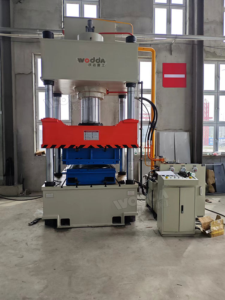 400噸不銹鋼水箱拉伸液壓機現場.jpg 400噸不銹鋼水箱拉伸液壓機現場.jpg