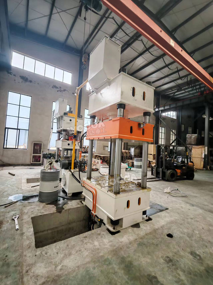 315噸液壓墊拉伸機現場 315噸液壓墊拉伸機現場