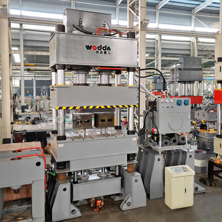 630噸三梁四柱液壓機(液壓墊) 630噸三梁四柱液壓機(液壓墊)