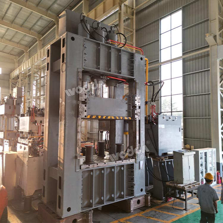 800噸汽車配件拉伸液壓機車間調試