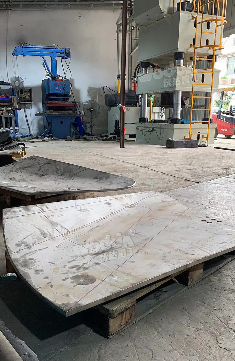 1000噸三梁四柱液壓機加工攪拌器槳葉現場 1000噸三梁四柱液壓機加工攪拌器槳葉現場